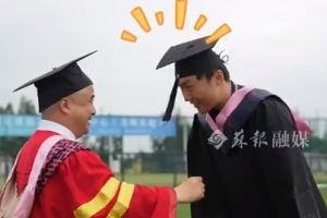 苏州大学副校长前往训练基地，为苏州队守门员纪振勇拨穗