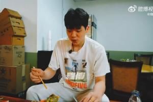不要果子🤣！杨瀚森狂炫煎饼：我跟我琦哥也是梦幻联动了~